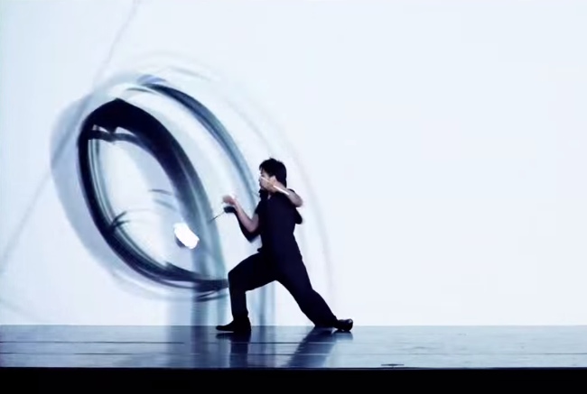 Combining Juggling and Dancing, This Amazing Light Show Will Dazzle Your Eyes