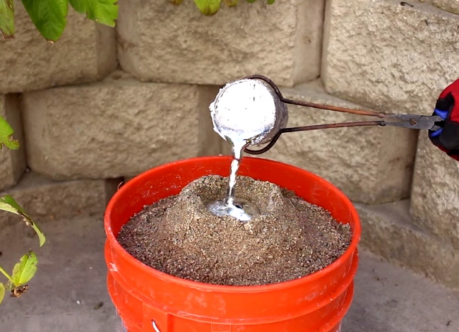 He Dumps Liquid Metal In A Bucket Of Sand. The Result? Quite Impressive!