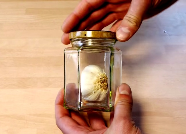 He Puts Garlic In A Jar And Starts Shaking. The Result? A Neat Kitchen Hack!