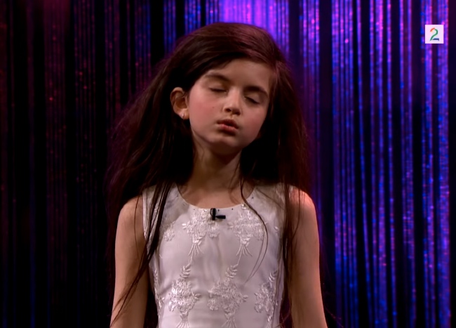 7 Year-Old Stuns The Crowd With Her Breathtaking Cover Of Fly Me To The Moon
