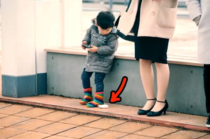 Kid's Reaction To Strangers Dropping Their Wallet (Japan)