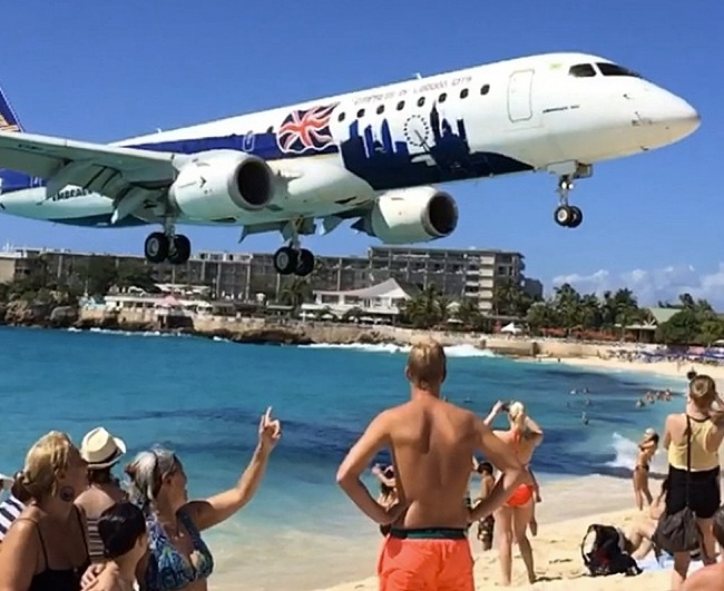 INSANELY Low Plane Landing At St. Maarten Beach