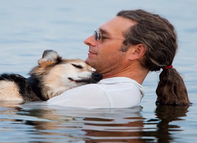 The Way This Man Comforts His Dying Dog Will Restore Your Faith In Humanity