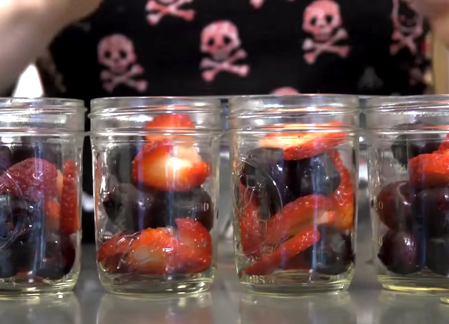 She Fills Mason Jars With Fruits, Makes A Dessert I Surely Wasn't Expecting