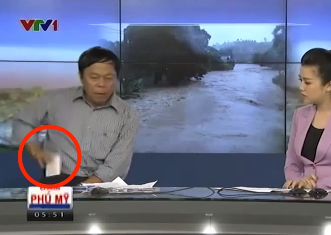 News Anchor Forgets To Turn Off His Phone. Trying To Keep Focus, He Makes Things Even Worse!
