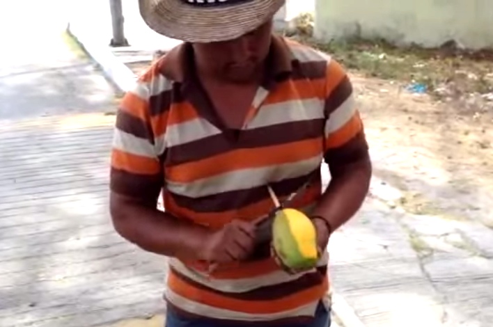 Street Vendor Cuts Mango In A Really Unique Way. I've Got To Try This!