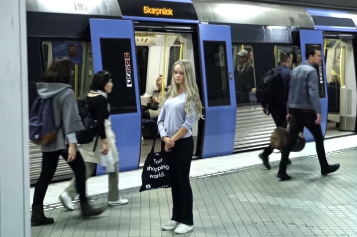 She's Walking In The Subway, But Seeing This Makes Her Stop Dead In Her Tracks
