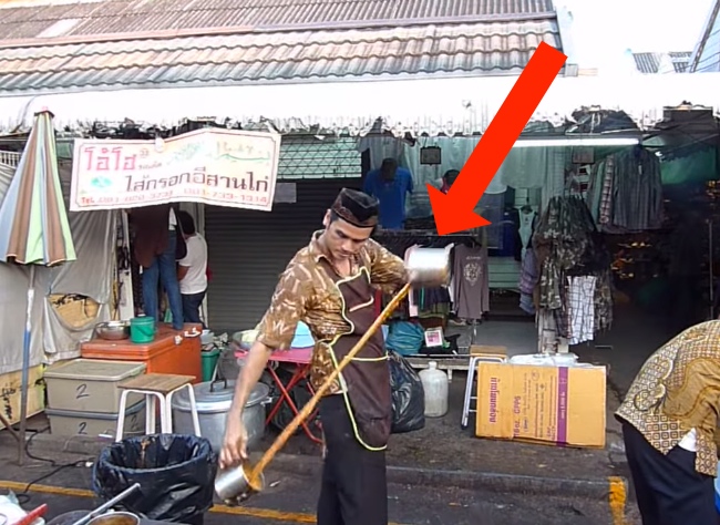 This Thai Tea Vendor Pours Tea Better Than A Water Bender