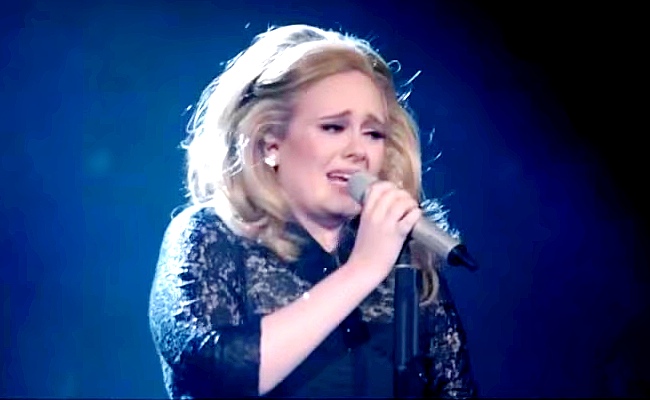 Adele Sings 'Someone Like You', Then Bursts Into Tears When The Crowd Does This