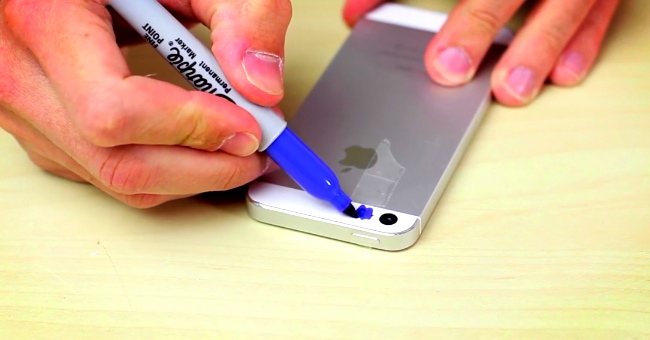 Using 2 Sharpie Markers, He Turns His Smartphone's Flash Into A Blacklight