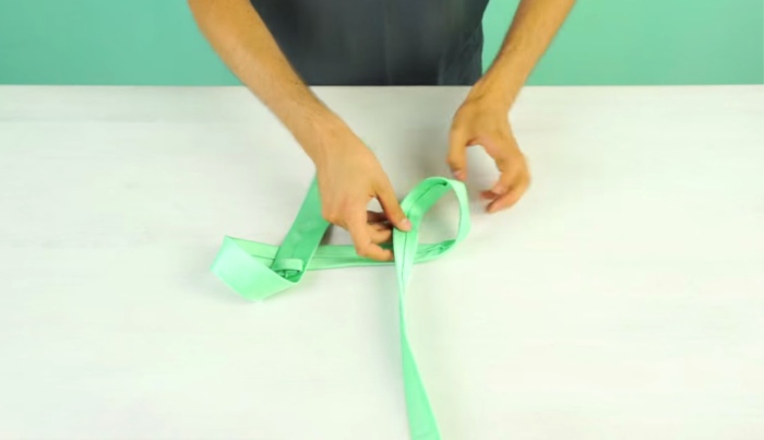 How To Tie A Tie In Ten Seconds Flat
