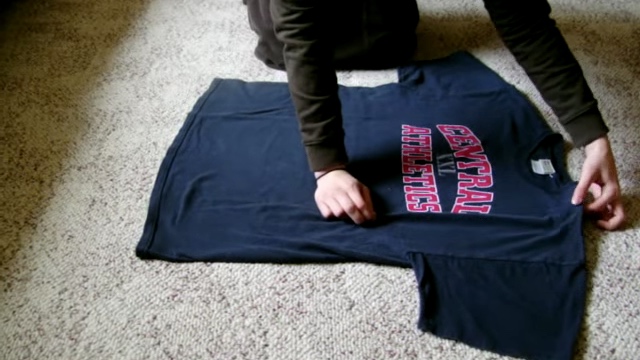 Learn How To Fold T-Shirts The Japanese Way. Super Quick And Easy!