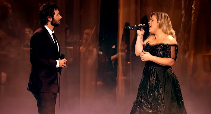 Josh Groban And Kelly Clarkson Perform 'Phantom Of The Opera' Classic