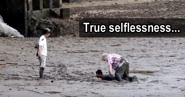 Two Tourists Were Stuck In Mud, But How This Man Rescued Them Is Remarkable.