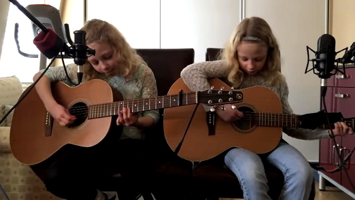 10 Year Old Twin Sisters Perform Beautiful Cover Of Jason Mraz's 'I'm Yours'