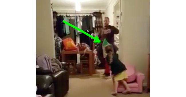 British Father Comes Up With A Brilliant Elf Costume For Christmas