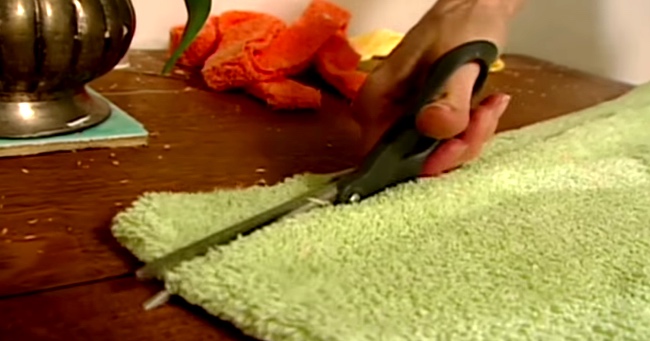 How To Make A Recycled Bathroom Rug Using Old Bath Towels