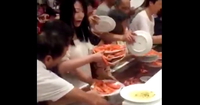 Jaw–Dropping Video Of Uncivilized Chinese Tourists At Buffet In Thailand Goes Viral