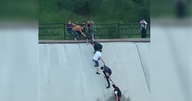 Teenagers Form A Human Chain To Rescue A Stranded Dog