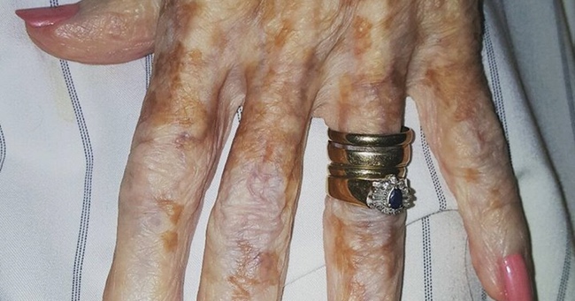 Manicurist Convinces Elderly Woman to Look Past Her Insecurities