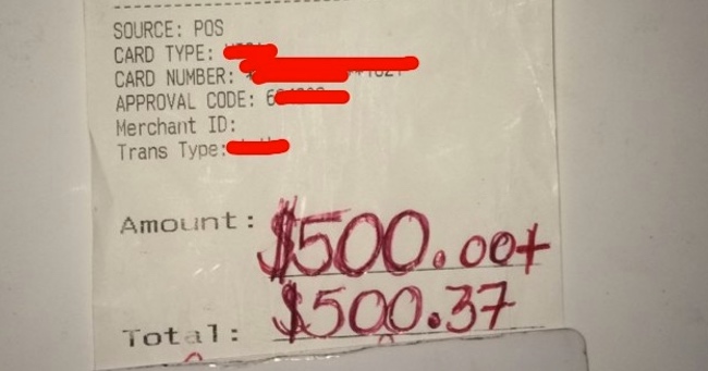 Family Leaves Waiter $500 Tip for His Amazing Act of Kindness