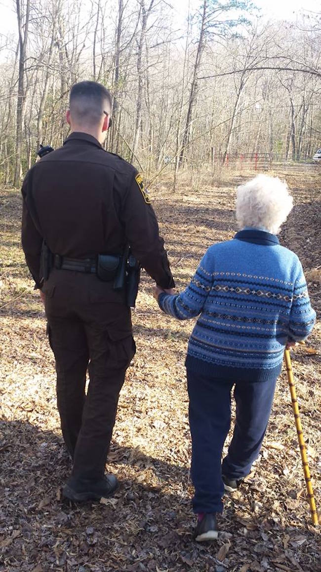 Officers Pretend To Be On A Walk To Help Elderly Woman With Dementia Get Home