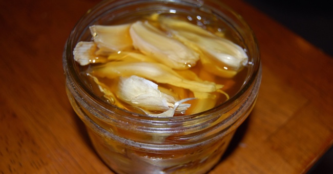 Woman Shows How Eating Raw Garlic And Honey Boosts Your Immune System