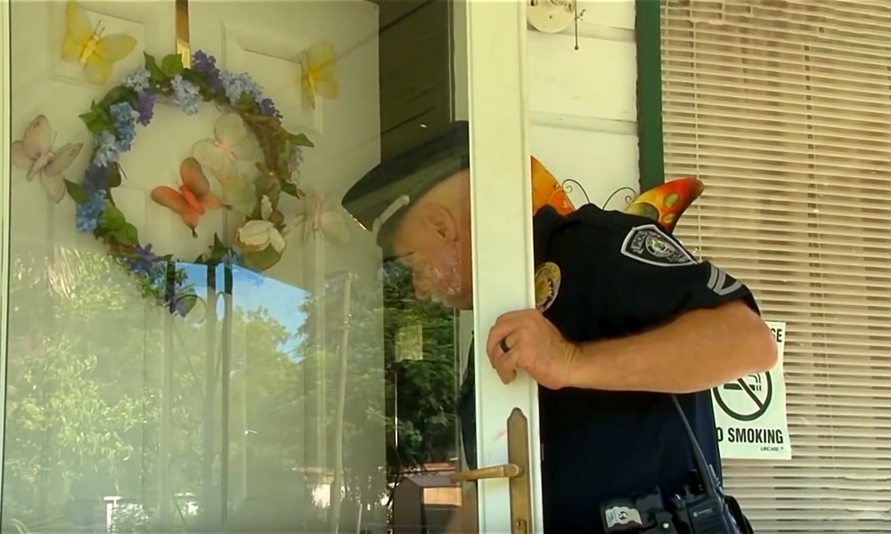 Officer Helps Senior Citizens with Chores They Can’t Do Alone