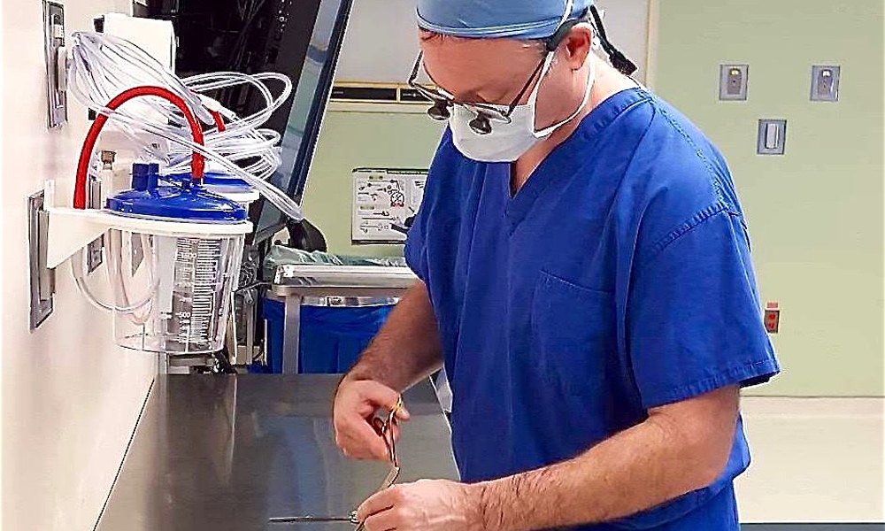 Parents Thank Doctor After He Does Surgery On Their Son’s Teddy To Make Him Feel Better