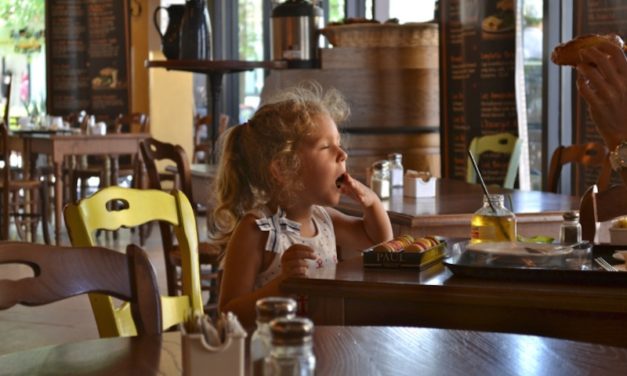 Little Girl Says 3 Words to Silence Family with Total Brat Throwing a Fit at Restaurant