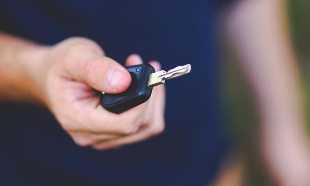 Man ‘Loses’ His Keys, Then The Locksmith Has a Hilarious Solution