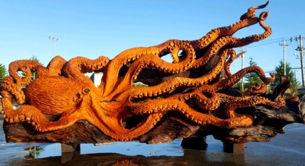 Freehand Chainsaw Sculptor Transforms Fallen Trees Into Beautiful Animals