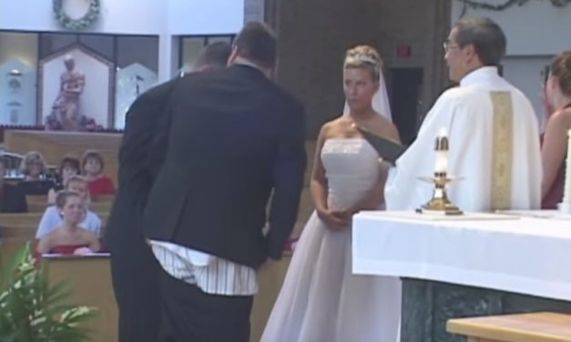 Best Man Loses His Pants During Ceremony, and Entire Wedding Party Can’t Stop Laughing