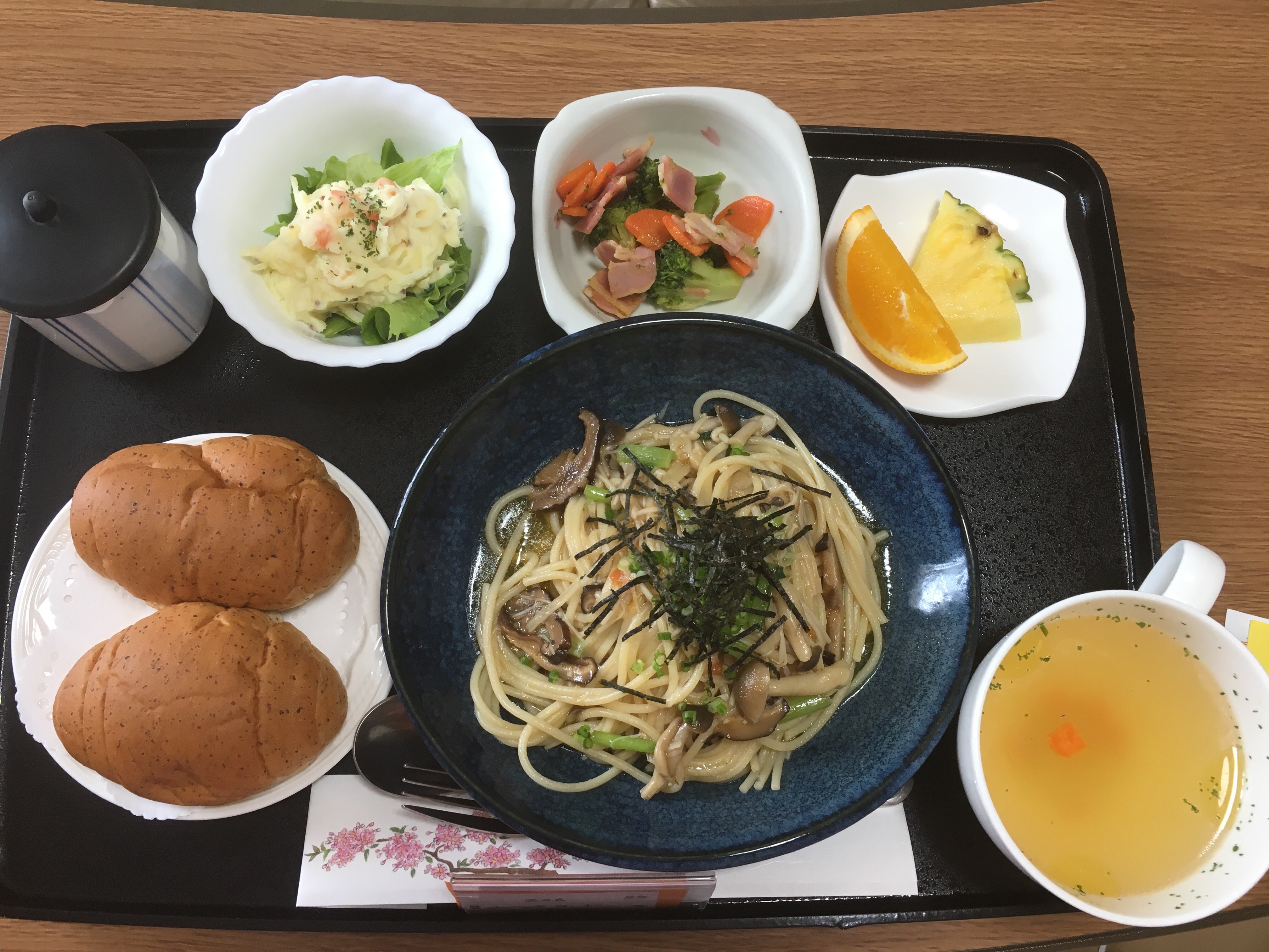Что можно принести в больницу из еды. Больничная еда в Японии. Еда в японских больницах. Еда в больнице. Еда в больницах Японии.