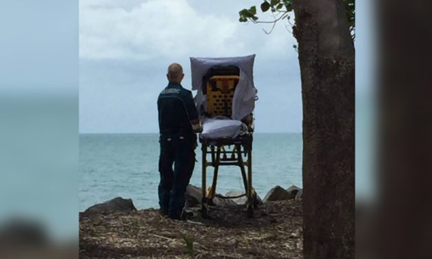 Paramedics Bring Woman on a Stretcher to the Beach, Fulfills Unusual Request