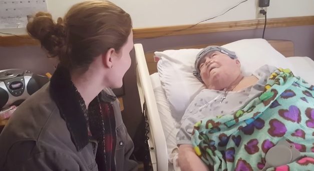 Nurse Sneaks into Dying Patient’s Room, Then Grandson Films Her Beautiful Gesture