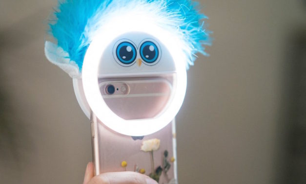Look at Mommy LED Light: Keep Your Kids Entertained While Taking Pictures